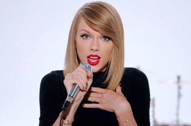 Taylor Swift Jokingly Scolds Fan For Grammar Correction
