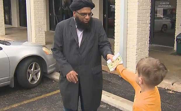 7-Year-Old Donates Piggybank To Vandalized Mosque, Gets Unexpected Gift In Return