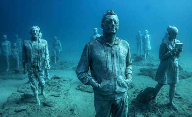 Artist Creates Amazing Underwater Exhibit Highlighting European Refugee Crisis
