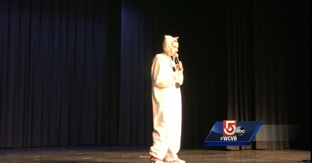 Entire Auditorium of Middle Schoolers Help Autistic Boy Sing ‘Let it Go’ at Talent Show