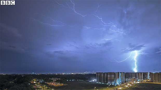 Stunning Singapore Lightning Storm Wows Photographer - Your Daily Dish