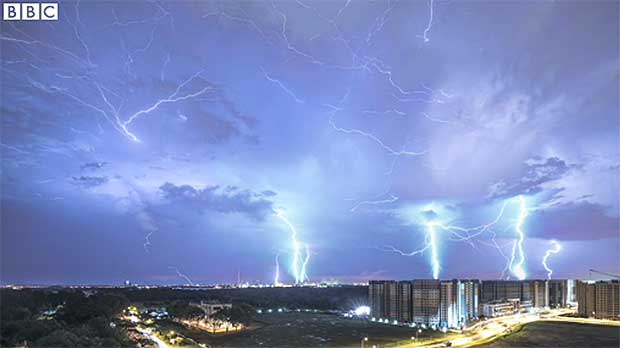 Stunning Singapore Lightning Storm Wows Photographer