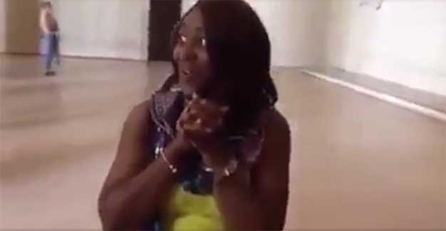 Woman Stuns Crowd When She Starts Singing the National Anthem at Lincoln Memorial