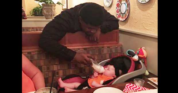Endearing Photo Shows a Waiter Going the Extra Mile to Help a Struggling Family