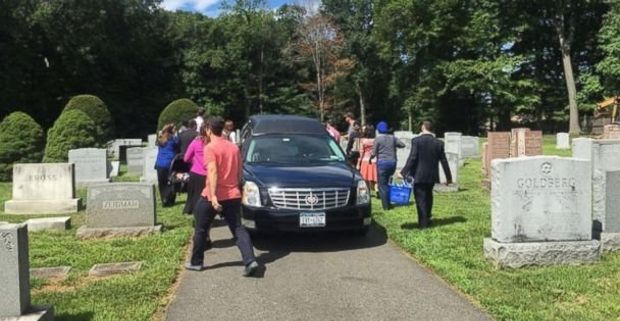 30 Strangers Show Up to Funeral for New York Woman Without a Family