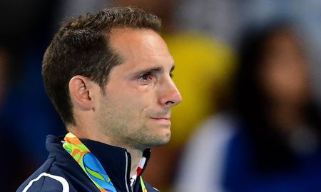 French Pole Vaulter Reduced to Tears by Rio Crowd’s Booing