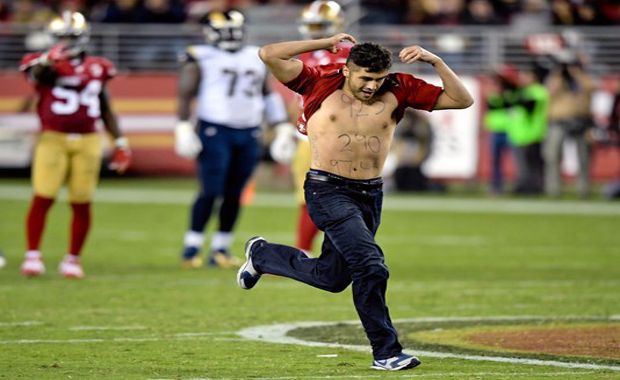 Announcer’s Hilarious Play-By-Play of Streaking NFL Fan Will Make Your Day