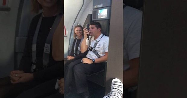Flight Attendant Wows Passengers With ‘Looney Tunes’ Landing Speech