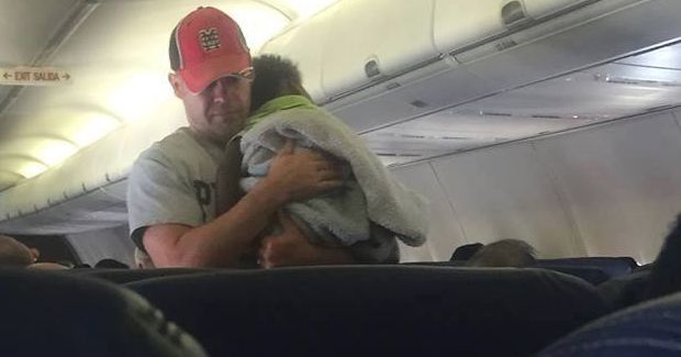 How This Man Helped a Pregnant Woman on a Plane Is Amazing