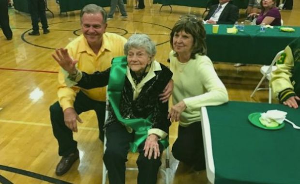 99-Year-Old Woman Crowned Honorary Homecoming Queen During High School’s 125th Anniversary