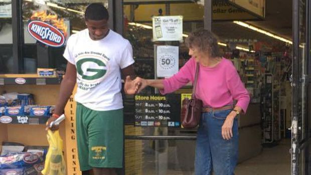 High Schooler Wins Praise After Offering Struggling Elderly Woman Help Her With Shopping