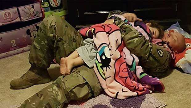 Photo of Military Dad Coming Home at 2 A.M. to Hug Scared Daughter Will Melt Your Heart