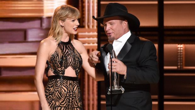 Garth Brooks Named Entertainer of the Year at 2016 CMA Awards