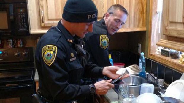 Two Maine Police Officers Go the Extra Mile by Doing the Dishes