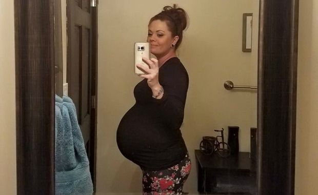 Restaurant Manager Applauds Pregnant Server Who Received $900 Tip
