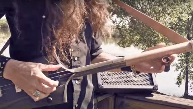 This Guy Built a Guitar With 3 Strings and a Shovel, and It Sounds Amazing