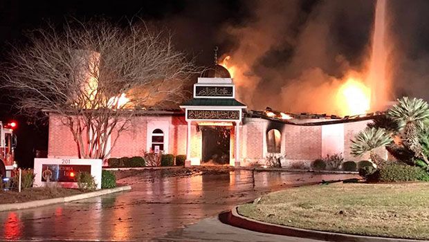 Jews Give Muslims the Keys to Their Synagogue After a Fire Destroyed Their Mosque