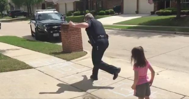 Police Officer Makes a Pit Stop on His Lunch Break to Play Hopscotch With a Little Girl