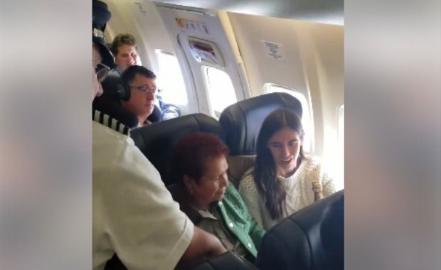 Southwest Airlines Pilot Awards Millionth Flyer With Free Ride in Cash