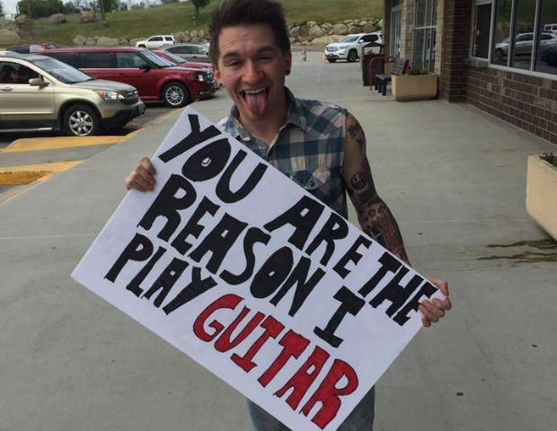 Garth Brooks Gives His Guitar From the Stage to Emotional Fan