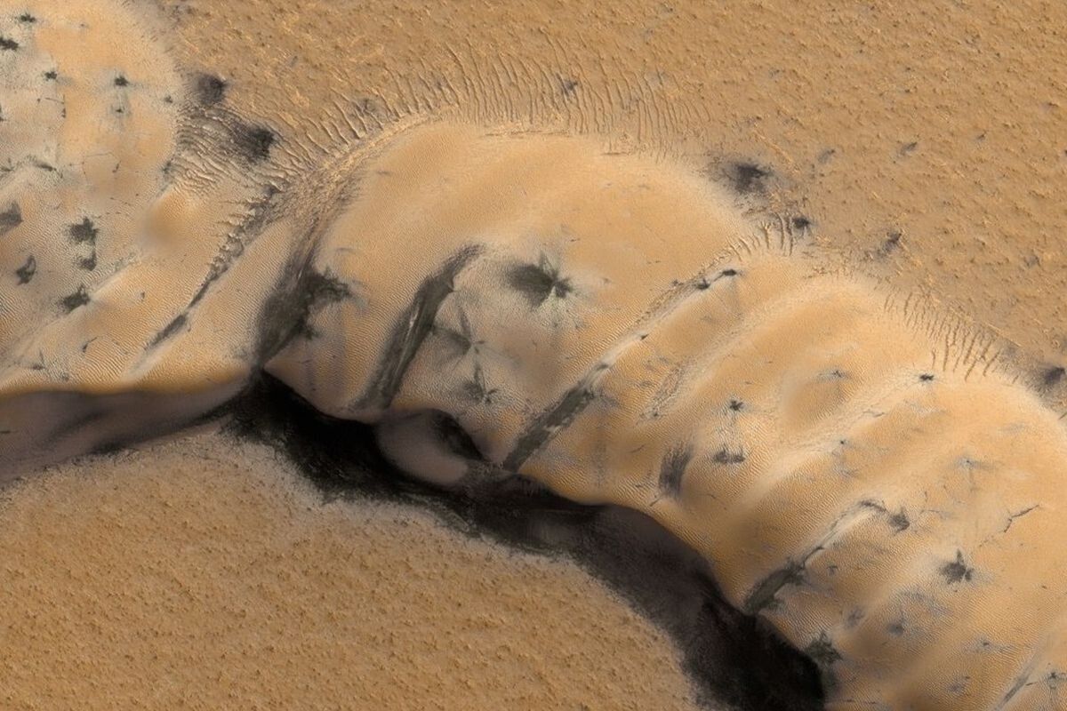 Even Scientists Can’t Explain These Bizarre Images Taken on Mars